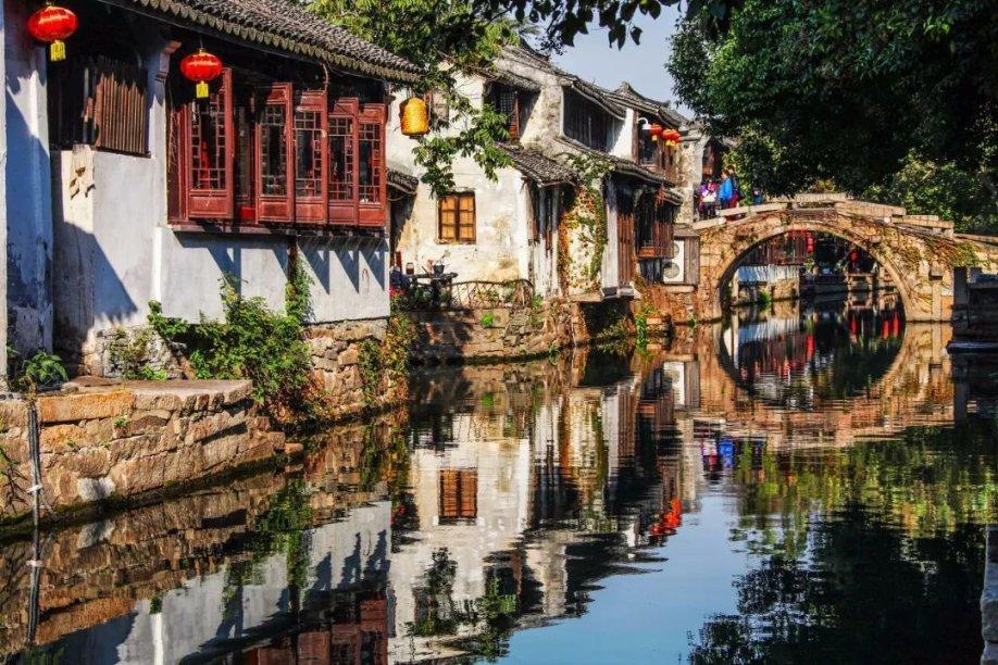两艘英国海军舰艇相撞：现场传出巨响 船体撞出大洞